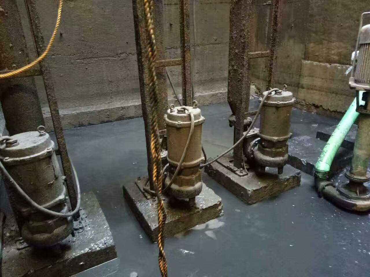 雁峰污水池清理